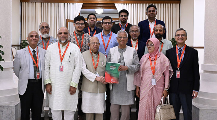 প্রধান উপদেষ্টার কাছে স্বাস্থ্য বিষয়ক সংস্কার কমিশনের প্রতিবেদন জমা 